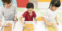 オリジナルベビースターを作る親子| キャステル | CASTEL ディズニー情報