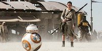 BB-８と出会う主人公・レイ| キャステル | CASTEL ディズニー情報