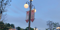 ディズニーランドエントランスの街灯| キャステル | CASTEL ディズニー情報
