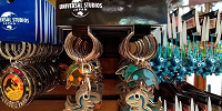 ジュラシックパーク恐竜ペアキーホルダー| キャステル | CASTEL ディズニー情報