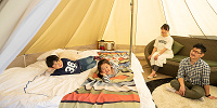テントでくつろぐ家族| キャステル | CASTEL ディズニー情報
