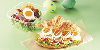 生ハム＆イチゴのイースターサラダ（左）、クロワッサンサンド ～グリルチキン＆たまご～（右）| キャステル | CASTEL ディズニー情報