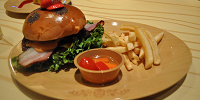 キノピオカフェ／マリオバーガー～ベーコン＆チーズ～| キャステル | CASTEL ディズニー情報