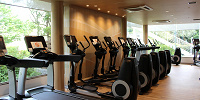 ランニングマシンが並ぶフィットネスルーム| キャステル | CASTEL ディズニー情報