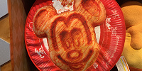 ミッキーワッフルのクッション| キャステル | CASTEL ディズニー情報