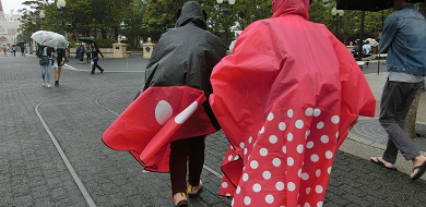 雨の日ディズニーの服装は おすすめの雨具やコーデ あると便利な