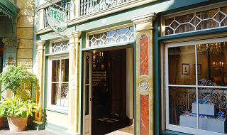 【ディズニーのガラスグッズ専門店】クリスタルアーツを紹介！ボールペン、ミラー、限定グッズなどの商品一覧