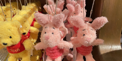 【2023】ピグレットグッズ全種類まとめ！ディズニーランド・シーで買えるお菓子・ぬいぐるみ・コスメ♡