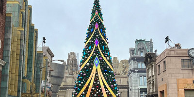 【2024】USJのクリスマスツリーは何時から点灯する？一新されたツリーのデザインや魅力、場所も紹介！
