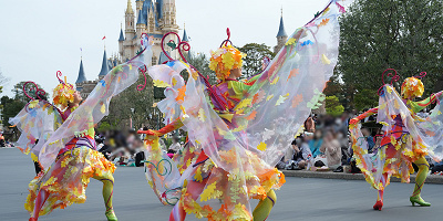 【ディズニーランドのパレード】イン側・アウト側ってどっちがおすすめ？メリット・デメリット解説 