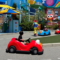 【USJ】エルモのリトルドライブってどんなアトラクション？何歳から何歳まで乗れる？待ち時間、魅力、楽しみ方を解説！