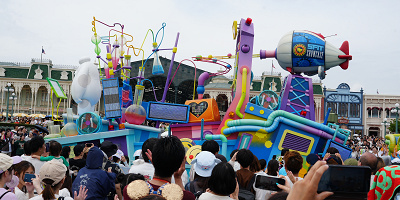 【2026年7月】ディズニーランド混雑状況レポート！混雑回避のポイントやアトラクション・レストランの待ち時間
