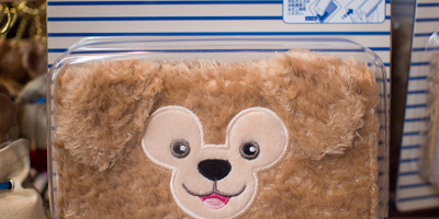 【2019】ダッフィーiPhoneケース4種類の値段＆販売場所！使いやすい手帳型多機種対応ケース！