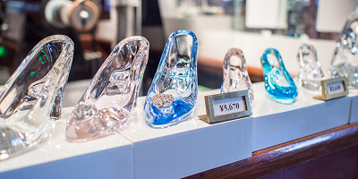 【TDL】ガラス専門店クリスタルアーツ完全ガイド！ガラスの靴や名入れオリジナルグッズの値段まとめ♪