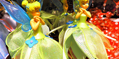 【2025】ディズニーのピーターパングッズ16選まとめ！大人かわいいアクセサリーやぬいぐるみも