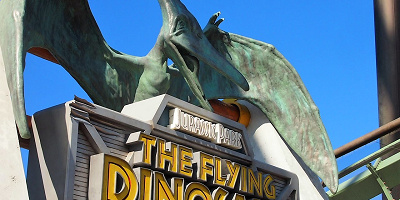 【待ち時間も】ザ・フライング・ダイナソー徹底解説！USJの恐怖のジェットコースター！