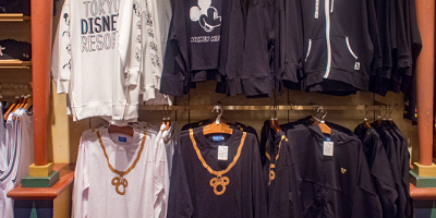【3/1発売】ディズニーモノクロファッショングッズ9種類！人気のトレーナーやパーカーが登場！コーデ例も紹介！