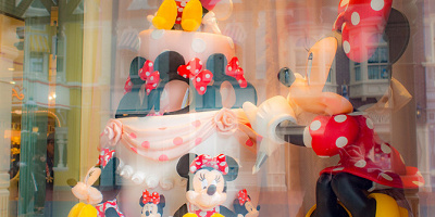 【2019】ディズニーランドのおすすめショップまとめ！お土産・グッズ別に紹介！服やお菓子はどこで買う？