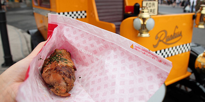 【予算別】ディズニーシーのお肉料理15選！ 肉巻きおにぎりはコスパ良し！売り場情報も