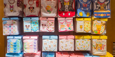 【2025】ディズニーベビーグッズ全種まとめ！赤ちゃん向けTシャツ・スタイ・おくるみ・カバーオール！