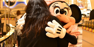 【必見】ディズニーカメラ設定まとめ！キャラクターグリーティング＆ダイニング編！ストロボの使い方も！