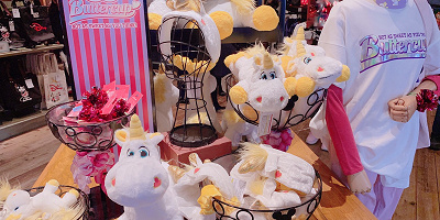 【3/1発売】トイストーリーのユニコーン「バターカップ」お土産グッズ全20種！ぬいば・帽子など！