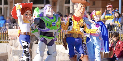 ディズニーランド・シーで買えるトイストーリーグッズ全種まとめ！ウッディやバズの被り物やお土産を解説！