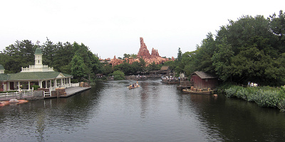 【ディズニーランドのバックグラウンドストーリー】ワールドバザールなど人気エリアのトリビアをご紹介！