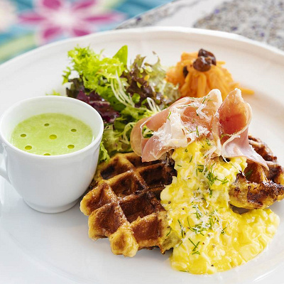 生ハムとエッグスプレッドのワッフル