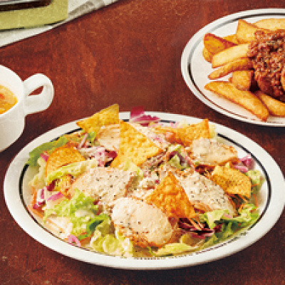 （左）ガンボスープ（中央）メキシカン・シーザーサラダ（右）フライドポテト〜チリコンカン〜