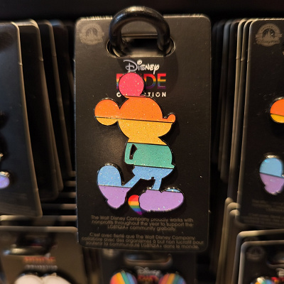 アナハイムディズニーのピンバッジ：カラフルミッキー