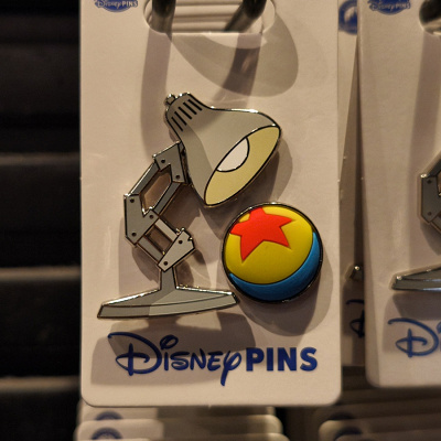 アナハイムディズニーのピンバッジ：ルクソーJr.＆ピクサーボール