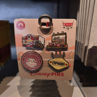 アナハイムディズニーのピンバッジ：カーズランドモチーフ4個セット