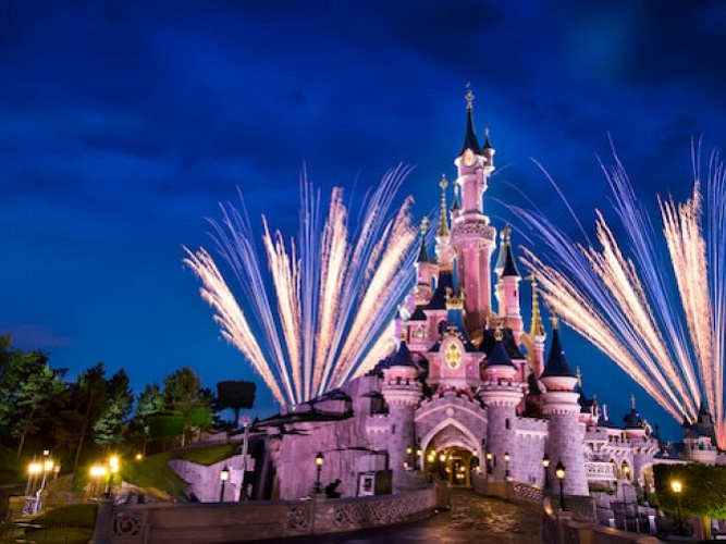 比較 ディズニーランド パリ旅行 ツアー利用と個人手配の予算 チケット ホテル 飛行機