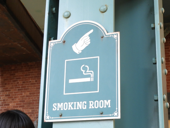 必見 ディズニーシーに喫煙所はある パーク内外の場所まとめ タバコ販売場所