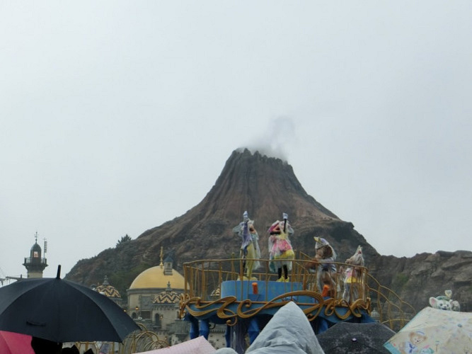 ディズニー ショー パレード中止の理由とは 雨キャン 風キャン 熱