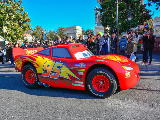 ディズニーシーにカーズが ライトニング マックィーン