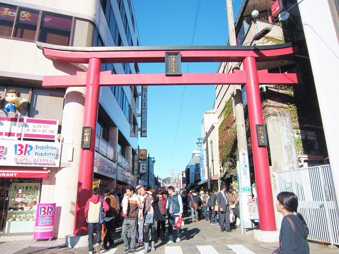 鎌倉 小町通りで人気グルメを食べ歩き 抹茶アイスやコロッケなどおすすめの