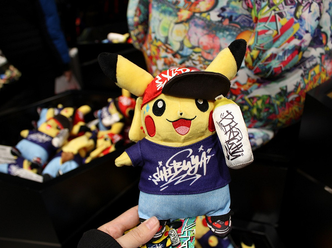 【最新】ポケモンセンターシブヤのグッズ55選！渋谷限定商品、任天堂コラボ、Tシャツ、雑貨など