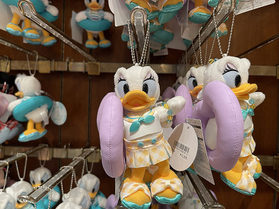 6 9発売 22年ディズニー夏グッズ Suisui Summer まとめ 販売場所 種類 値段を紹介 ぬいぐるみバッジも発売決定