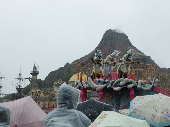 ディズニー ショー パレード中止の理由とは 雨キャン 風キャン 熱キャン