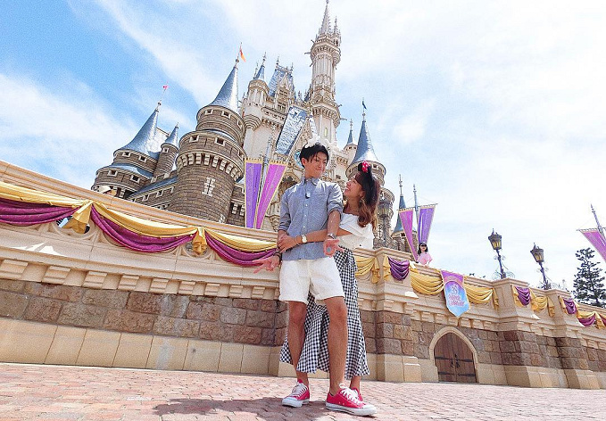 夏 ディズニーコーデ選 6月 7月 8月の服装のポイント 持ち物は 友達 カップルで楽しもう