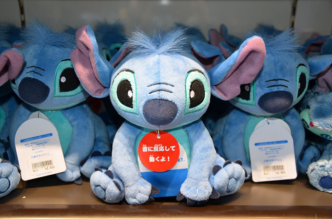 ディズニーで買えるスティッチのぬいぐるみ9選 かわいいクッションも登場