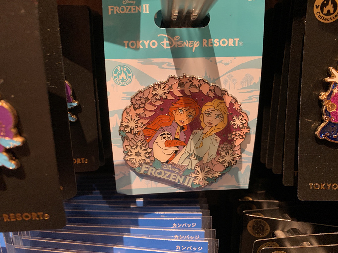 ディズニーピンバッジ ランド シーで買えるグッズまとめ キャラクター アトラクションデザインなど