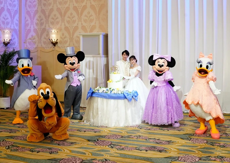 ディズニーホテルの結婚式】キャラクター出演にはいくらかかる？費用や
