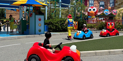 【USJ】エルモのリトルドライブってどんなアトラクション?何歳から何歳まで乗れる?待ち時間、魅力、楽しみ方を解説!