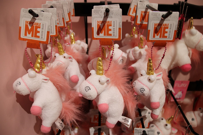 21 Usjのフラッフィグッズ78選 ユニコーンのカチューシャ ぬいぐるみ お菓子 雑貨など