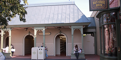 身軽に楽しもう!東京ディズニーランドのコインロッカーの料金・サイズ・場所まとめ!