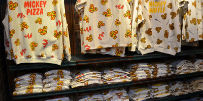 【10/23発売】新イヤーハットが登場!ミッキーワッフル&ピザがかわいいフードアパレルグッズに!