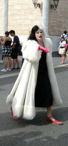 クルエラのコスプレ ディズニー仮装のポイント 衣装 メイク方法 予算まとめ クルエラのコスプレ ディズニー仮装のポイント 衣装 メイク方法 予算まとめ